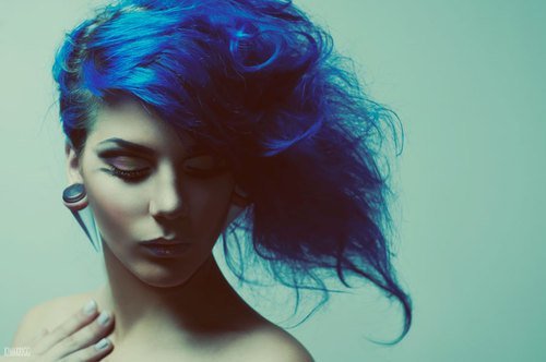Mavi Saçlı Kız